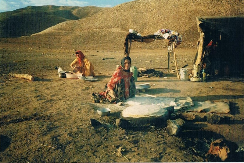 Fotografia przedstawiająca kobiety z koczowniczego ludu Kaszkajów przy pracy